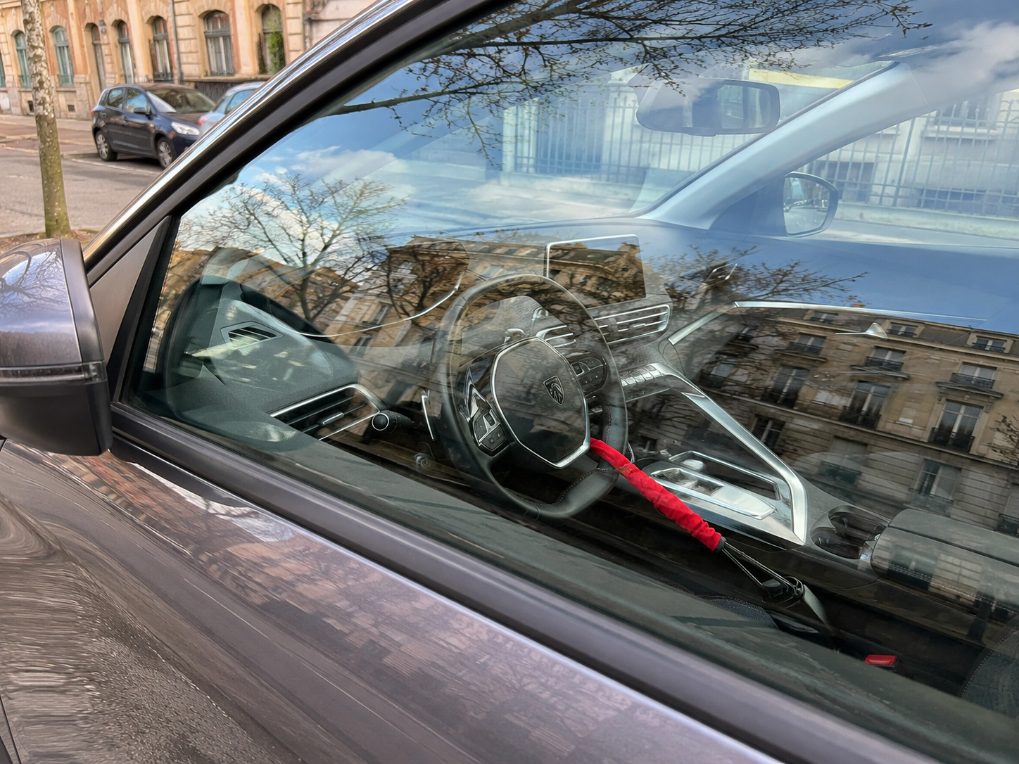 Antivol de volant SteerLock X 2.0 visible depuis l'extérieur — effet dissuasif