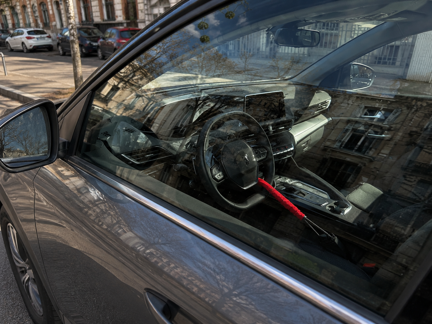 SteerLock X 2.0 installé sur le volant, vue intérieure de la voiture