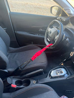 SteerLock X 2.0 rouge install� sur le volant d'une voiture - antivol de volant visible