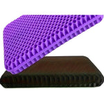 Coussin en gel alvéolé violet posé au-dessus de sa housse noire zippée