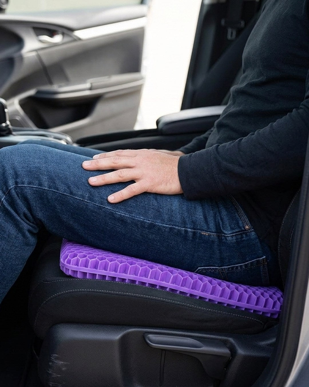 Homme assis sur le coussin gel nid d'abeille posé sur un siège de voiture