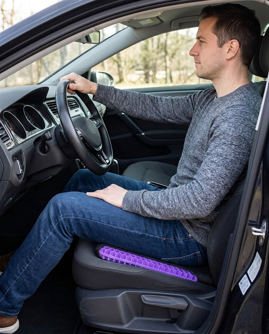 Conducteur au volant, assis sur le coussin gel violet