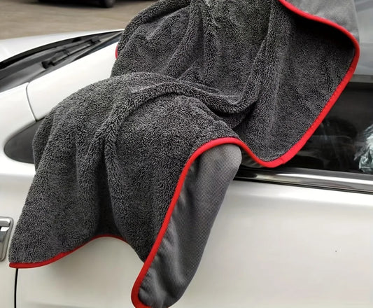 Serviette de séchage microfibre 90 × 60 cm posée sur la portière d'une voiture blanche