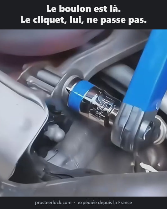 Vidéo : la rallonge déportée engagée sur un boulon au fond du compartiment moteur, entraînée au cliquet puis à la visseuse