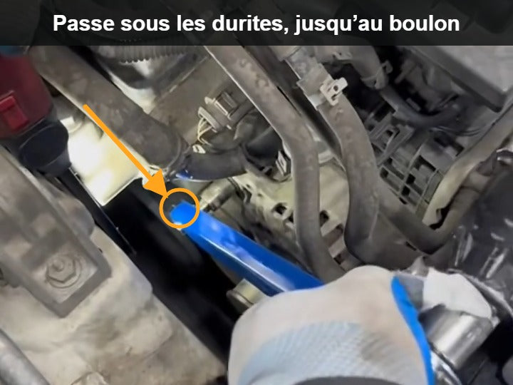 Vue de dessus : la rallonge déportée passe sous les durites du moteur jusqu'au boulon