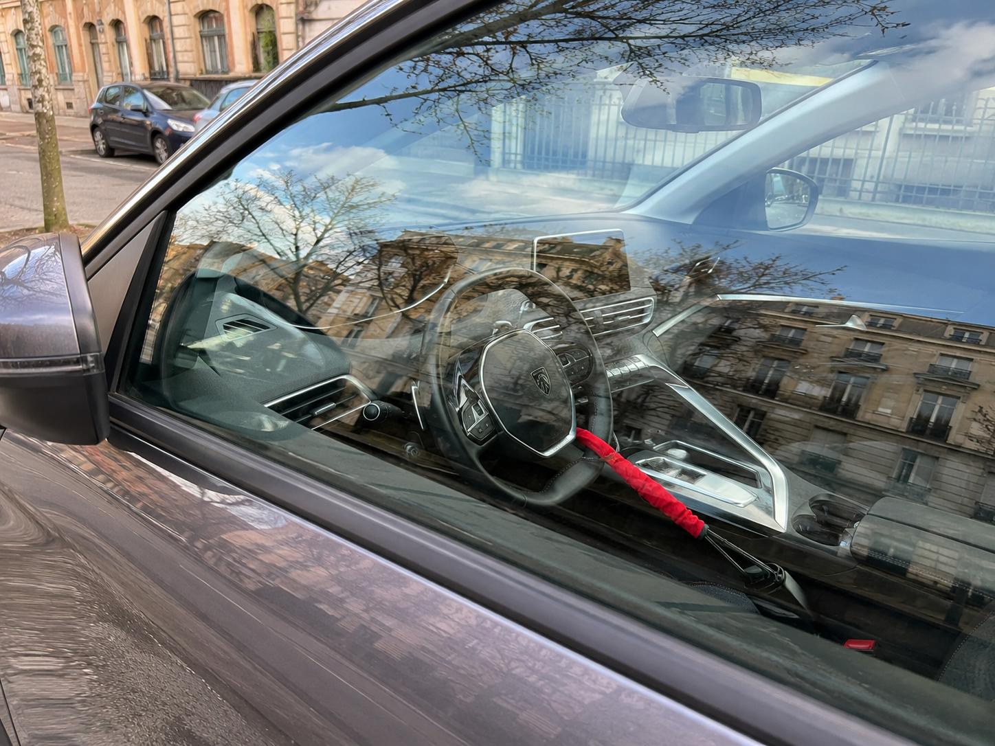 Antivol de volant SteerLock X 2.0 visible depuis l'extérieur — effet dissuasif